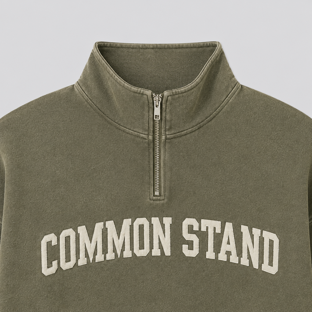 Common Stand — Sweat col zippé court, kaki délavé — vue 4