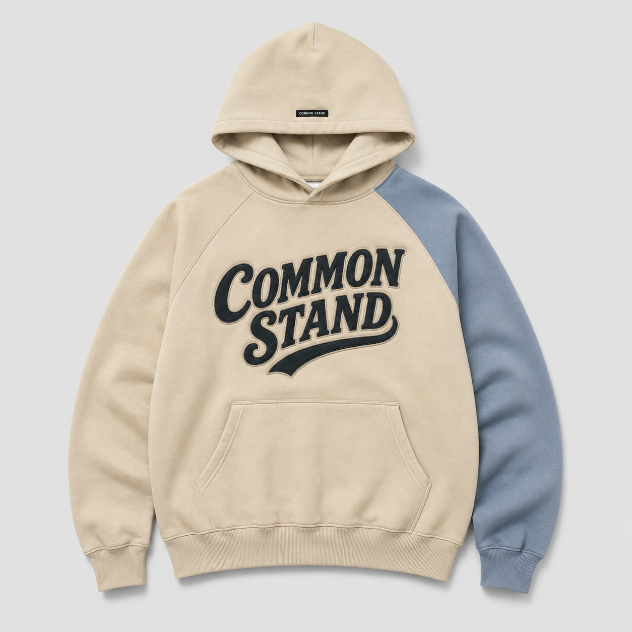 Common Stand — Sweat à capuche raglan, écru et bleu gris — vue 1