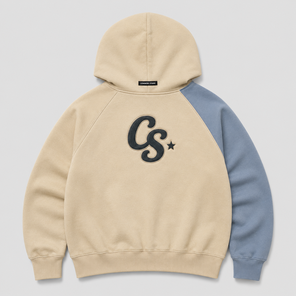 Common Stand — Sweat à capuche raglan, écru et bleu gris — vue 4