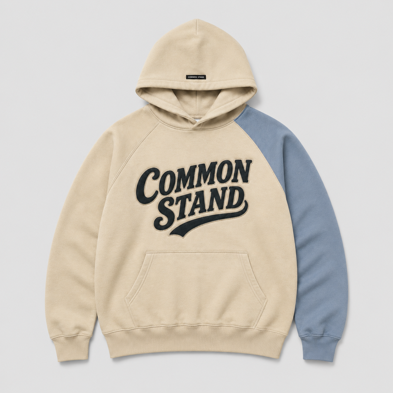 Common Stand — Sweat à capuche raglan, écru et bleu gris — vue 5