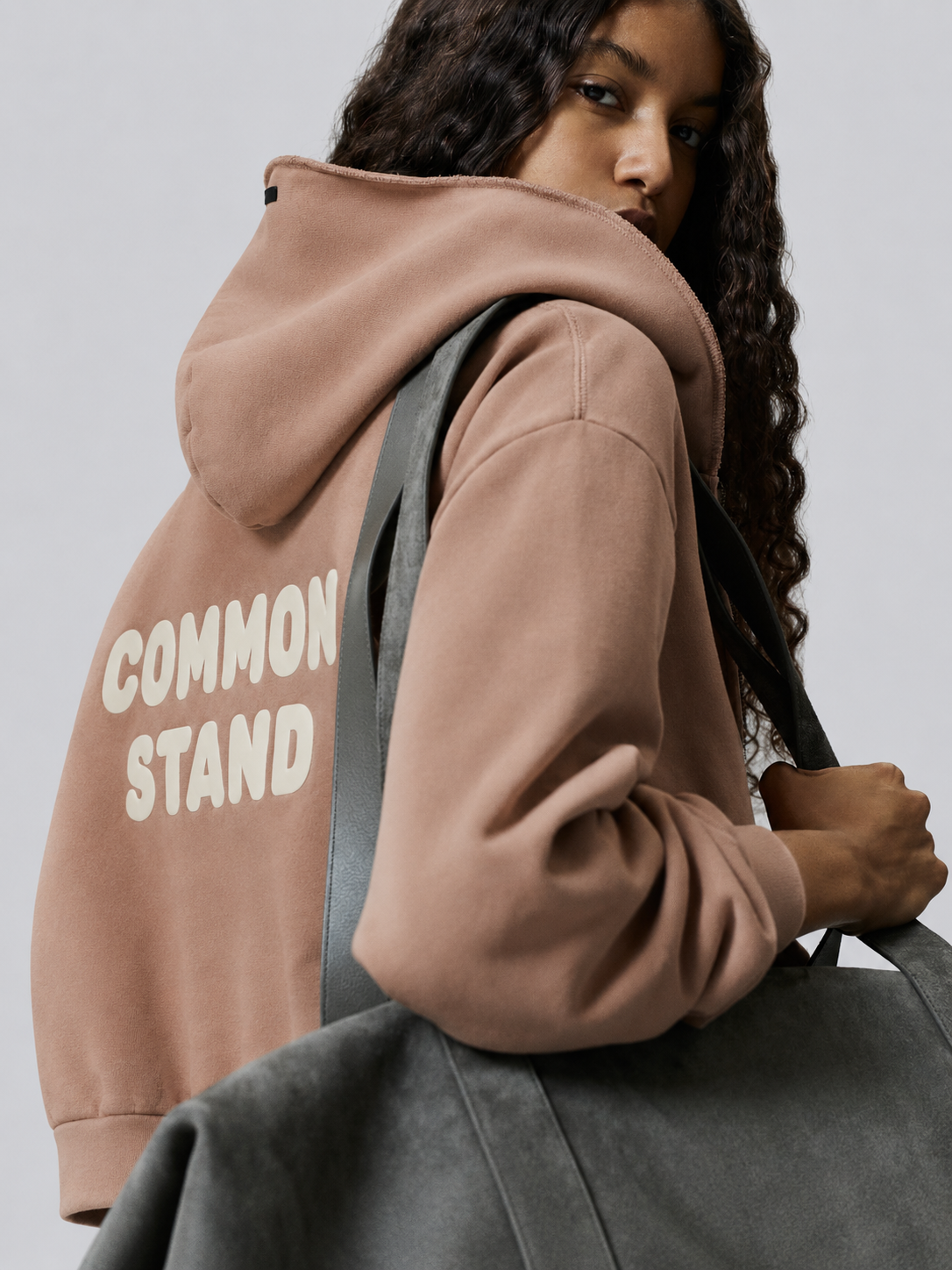 Common Stand — Sweat à capuche zippé court, gingembre délavé — vue 3